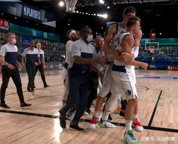 动图还原NBA小莫里斯对东契奇恶意犯规被驱逐(东契奇遭莫里斯恶犯)